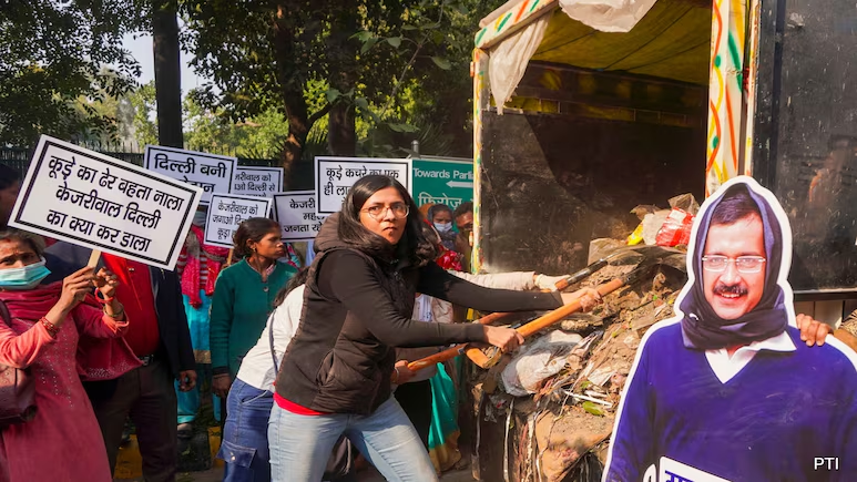 Global Eye : Swati Maliwal Detained for Dumping Garbage Outside Arvind Kejriwal's House in Protest