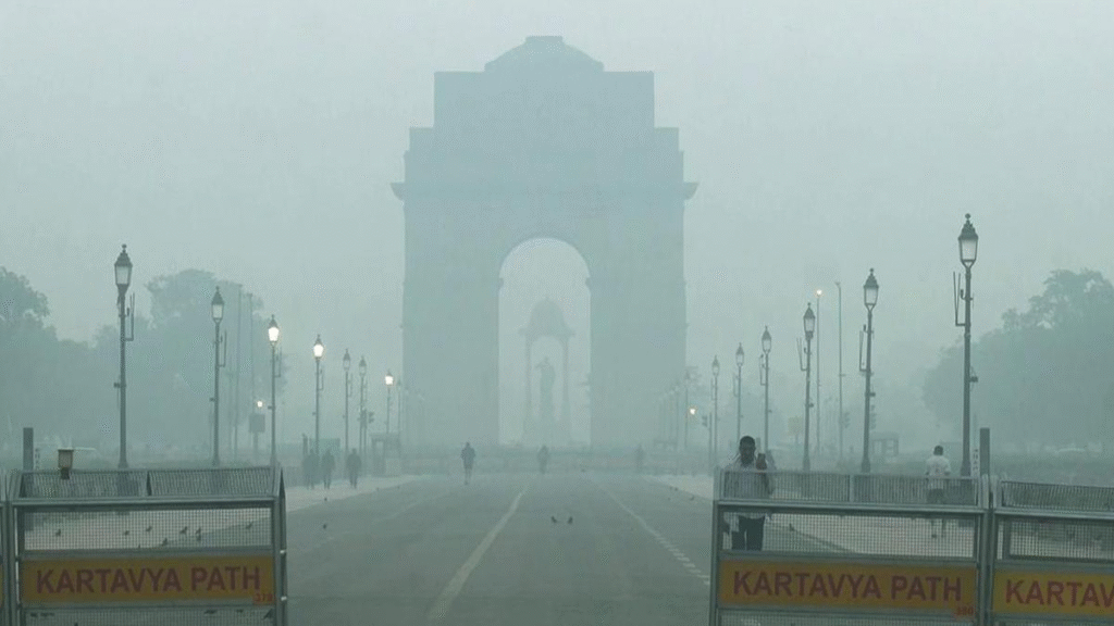 Global Eye : A thick layer of smog engulfs India Gate as air quality remains in the 'poor' category in New Delhi on November 7, 2025
